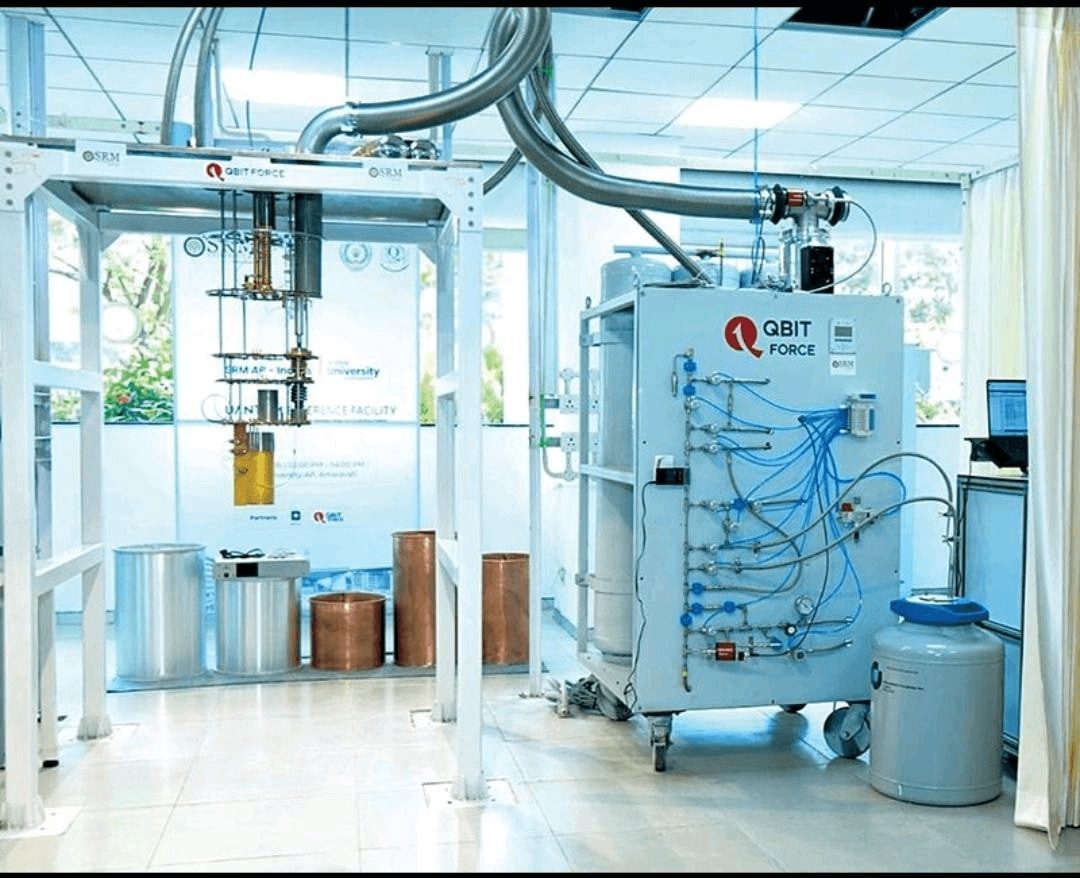 Dilution refrigerator and gas handling system