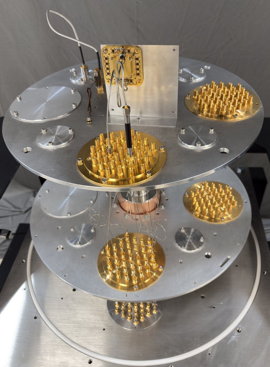 4 K and 50 K plates with SMA banks